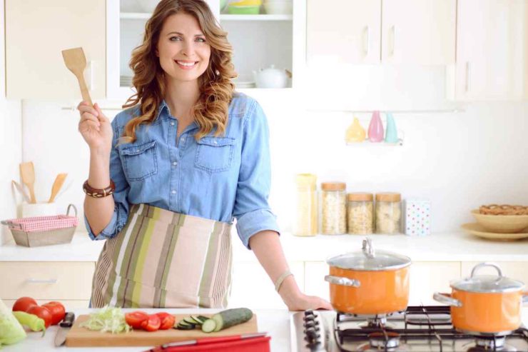 Donna in cucina con mestolo