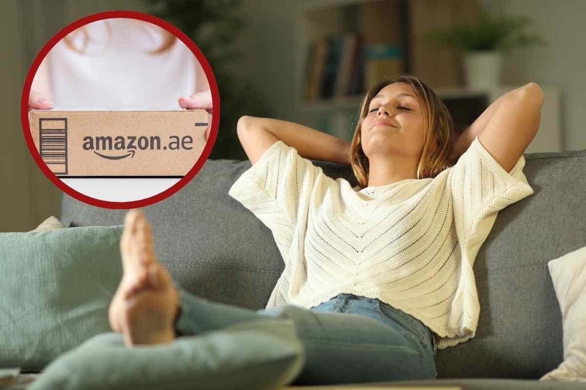 pacco amazon e donna che si rilassa sul divano