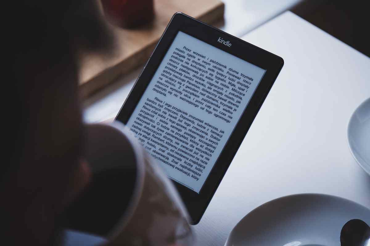 Kindle e tazza con caffè