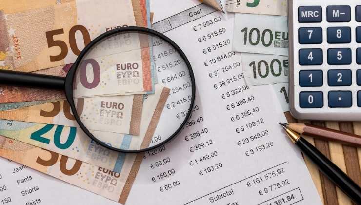 euro, lente ingrandimento e calcolatrice