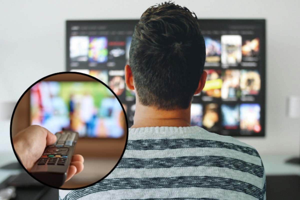 uomo di spalle che guarda tv