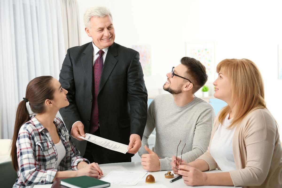 persone sorridenti riunite osservano uomo