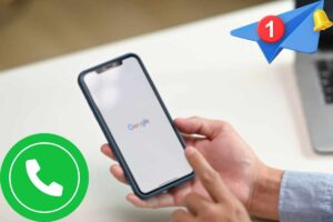 uomo che usa google sullo smartphone