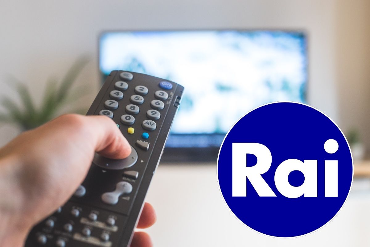 Telecomando puntato alla TV e logo Rai