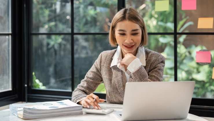 ragazza sorridente al lavoro