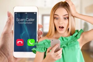 Cellulare e ragazza con il telefono in mano