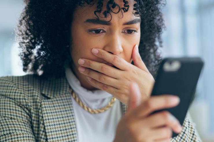 Ragazza con telefono