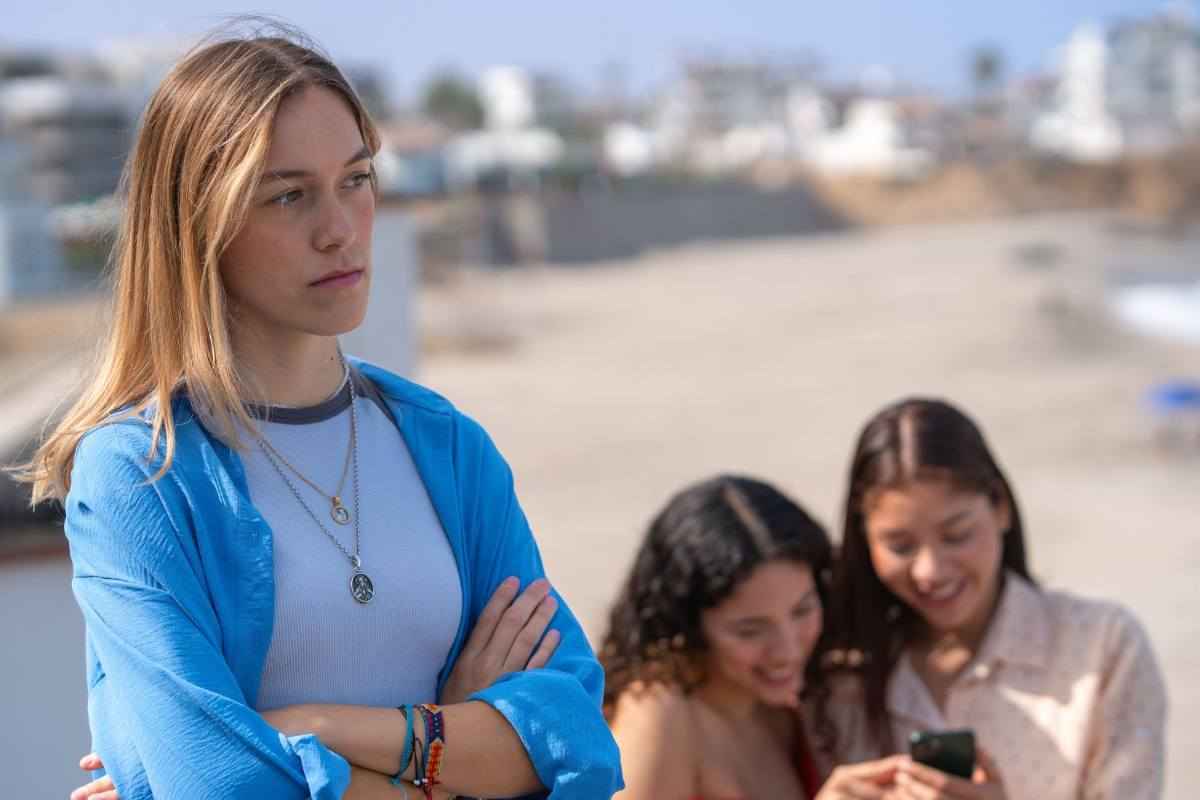 due amiche che stanno insieme e un'altra dispiaciuta