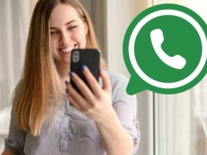 Donna con cellulare, WhatsApp