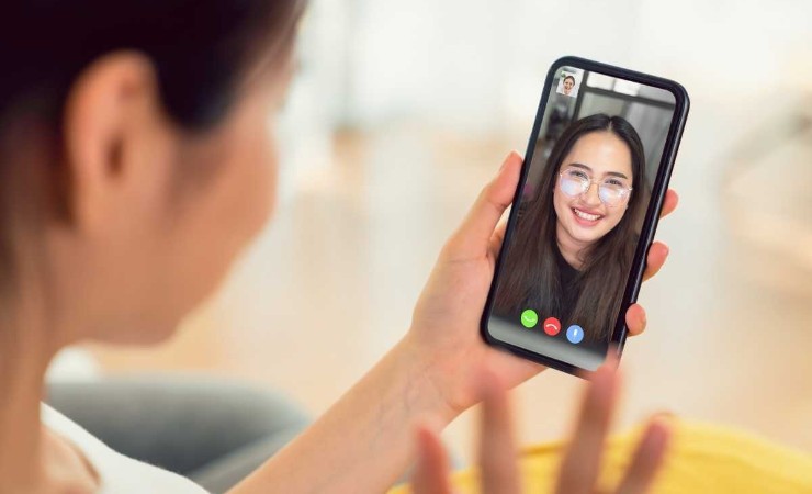 Donne al telefono