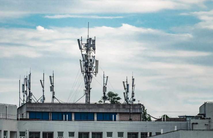 tetto di un edificio con alcune antenne per la telefonia