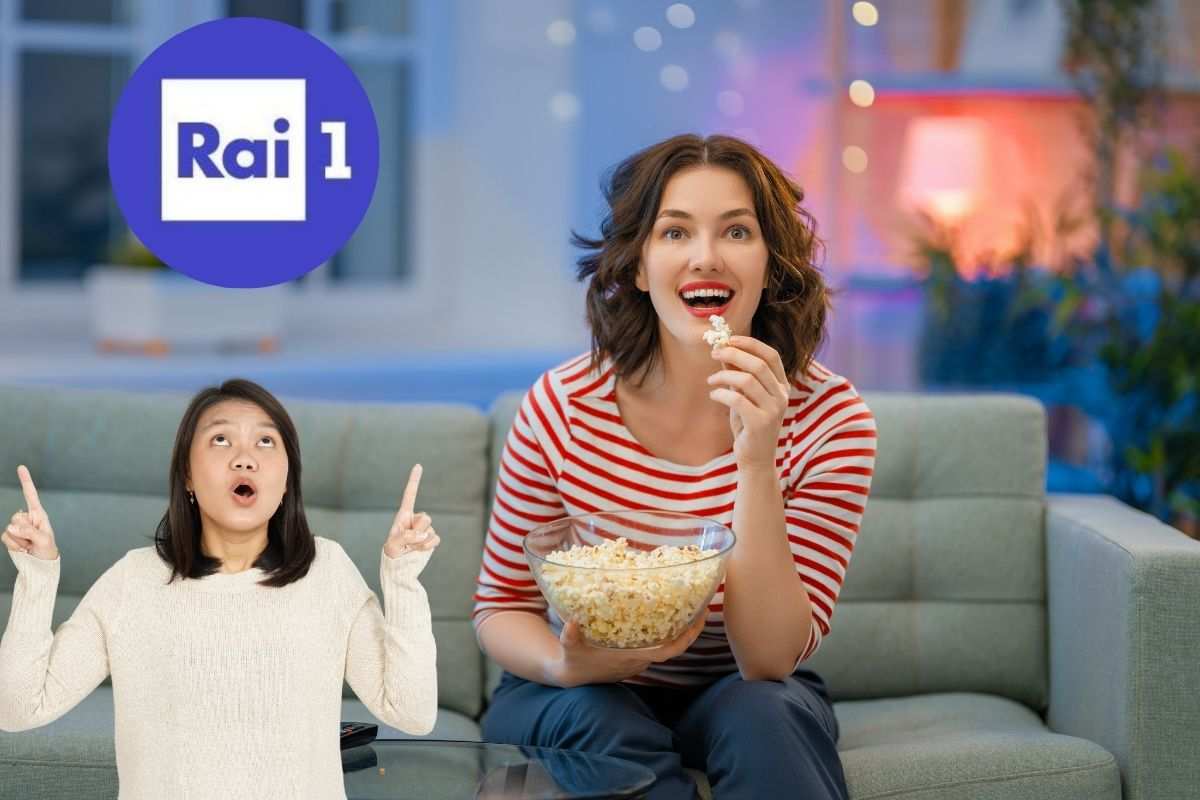 donna che indica logo rai e un'altra che vede tv mangiando pop corn