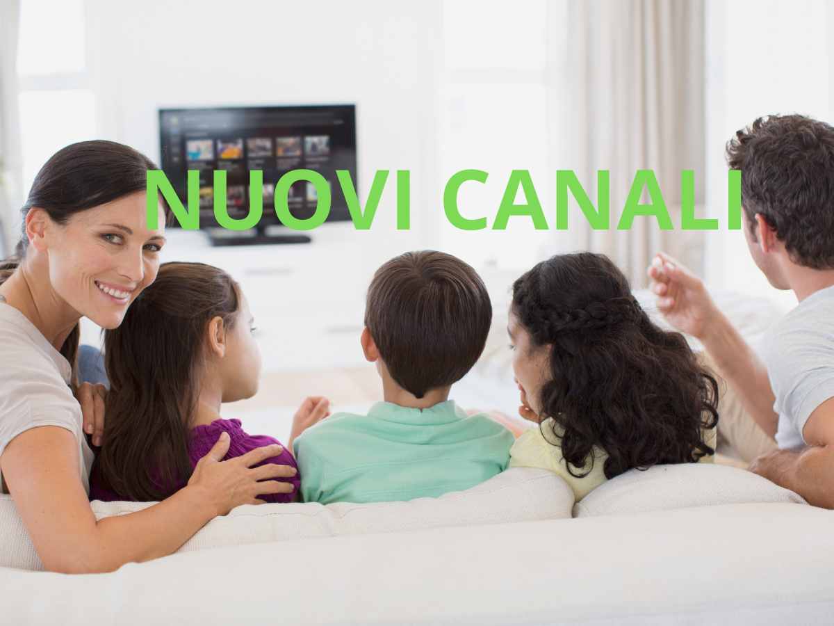 famiglia che guarda la tv in soggiorno con una donna che sorride verso di noi e la scritta nuovi canali in verde