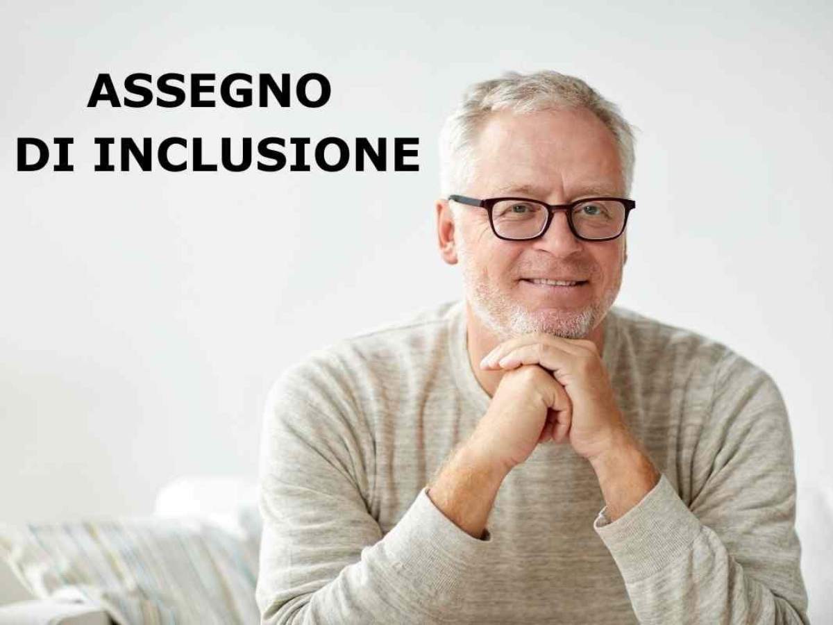 uomo soddisfatto, scritta assegno di inclusione