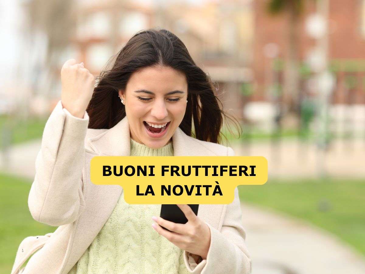 ragazza contenta legge notizia su cellulare, scritta novità buoni fruttiferi