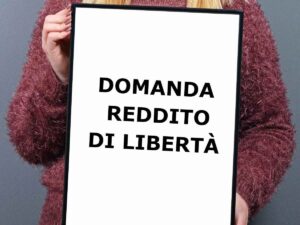 cartello con scritta 'domanda reddito di libertà'