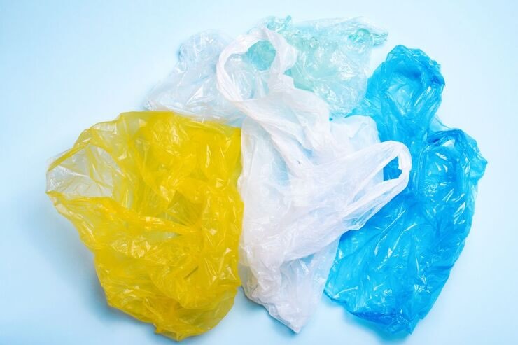 Sacchetti di plastica per la spesa giallo, bianco, trasparente, verde e azzurro