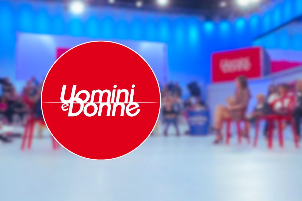 Uomini e Donne Logo e studio nello sfondo